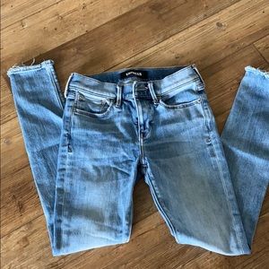 Light wash, mid-rise stretch legging